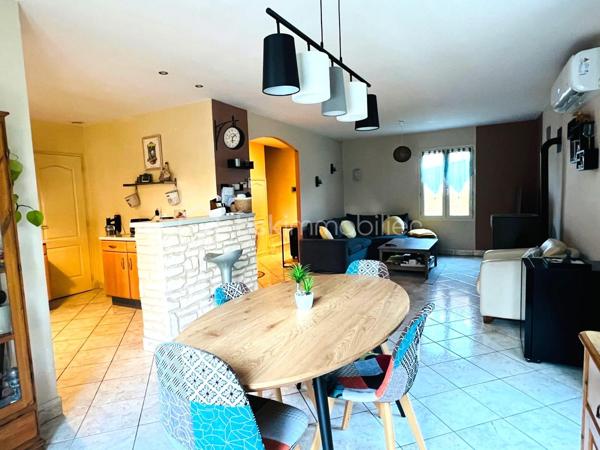 BSK IMMOBILIER, Isabelle GIROUD, vous propose sur la commune de POMMIERS à quelques minutes d'ANSE, cette agréable maison de 92 m²,  idéale pour une petite famille, située dans le centre du village,. Elle est accolée par le garage sur un seul côté.

Elle est composée au rez de chaussée d'une pièce de vie en L, avec sa cuisine ouverte, donnant sur le garage carrelé et sa buanderie, un wc avec son lave main, donnant sur l'entrée avec un grand placard mural.

A l'étage : 3 chambres de beau volume entre 11,43 et 12,75m2, une salle de bain avec baignoire et double vasque, ainsi qu'un wc séparé.

Pour le chauffage et la climatisation vous avez le choix :
- chauffage au sol avec chaudière au gaz,
- pompe à chaleur avec 2 blocs de climatisation réversible qui sont très récents, soit un par étage (chaud pour l'hiver ou froid pour l'été) , très économique, avec télécommande programmable .
- poele à granulés programmable, vous assurant des soirées agréables au coin du feu.

. Vous pouvez faire le tour de la maison par un côté ce qui est quand même pratique.

SES POINTS FORTS :
- 3 types de chauffages possible, qui vous assurent des grosses économies d'énergie,
- très beau et agréable jardin paysagé avec une grande terrasse en L qui se prolonge sur le salon de jardin,
- pièce de vie en L avec cuisine ouverte,
- 3 chambres de belles tailles,
- un garage de presque 18m2 + sa buanderie,
- 2 places de parking en plus
- DPE (diagnostic de performance énergétique) en C, ce qui est un très bon classement,
- petite cabane de jardin en bois pour le rangement,
- un village très agréable avec des promenades et des vues dégagées sur les vignes et le lac d'Anse...
- école maternelle et primaire à 150 et 200m, ainsi que les commerces,
- Bus TCL à 300m,
- l'autoroute se trouve à 6 minutes en passant par Limas, ainsi que la nationale est toute proche pour vos déplacements,
- elle fait partie d'un ancien lotissement : pas de charge, les parties communes sont devenues communales, gérées et entretenues par la mairie.
Ces points forts ne manques pas !!

Cette maison très chaleureuse, allie confort et vie agréable, elle vous permettra de profiter des beaux jours en toute tranquillité, en famille ou entre amis.

Ne tardez plus à venir la découvrir !
Pour plus d’informations et visite,  n'hésitez pas à me contacter au o6x79x59x49x39