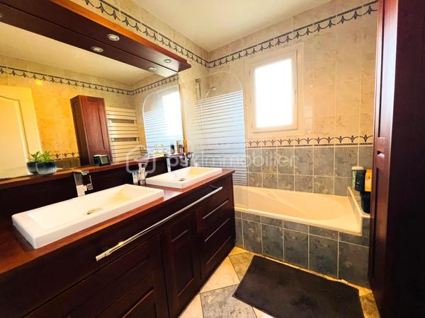 BSK IMMOBILIER, Isabelle GIROUD, vous propose sur la commune de POMMIERS à quelques minutes d'ANSE, cette agréable maison de 92 m²,  idéale pour une petite famille, située dans le centre du village,. Elle est accolée par le garage sur un seul côté.

Elle est composée au rez de chaussée d'une pièce de vie en L, avec sa cuisine ouverte, donnant sur le garage carrelé et sa buanderie, un wc avec son lave main, donnant sur l'entrée avec un grand placard mural.

A l'étage : 3 chambres de beau volume entre 11,43 et 12,75m2, une salle de bain avec baignoire et double vasque, ainsi qu'un wc séparé.

Pour le chauffage et la climatisation vous avez le choix :
- chauffage au sol avec chaudière au gaz,
- pompe à chaleur avec 2 blocs de climatisation réversible qui sont très récents, soit un par étage (chaud pour l'hiver ou froid pour l'été) , très économique, avec télécommande programmable .
- poele à granulés programmable, vous assurant des soirées agréables au coin du feu.

. Vous pouvez faire le tour de la maison par un côté ce qui est quand même pratique.

SES POINTS FORTS :
- 3 types de chauffages possible, qui vous assurent des grosses économies d'énergie,
- très beau et agréable jardin paysagé avec une grande terrasse en L qui se prolonge sur le salon de jardin,
- pièce de vie en L avec cuisine ouverte,
- 3 chambres de belles tailles,
- un garage de presque 18m2 + sa buanderie,
- 2 places de parking en plus
- DPE (diagnostic de performance énergétique) en C, ce qui est un très bon classement,
- petite cabane de jardin en bois pour le rangement,
- un village très agréable avec des promenades et des vues dégagées sur les vignes et le lac d'Anse...
- école maternelle et primaire à 150 et 200m, ainsi que les commerces,
- Bus TCL à 300m,
- l'autoroute se trouve à 6 minutes en passant par Limas, ainsi que la nationale est toute proche pour vos déplacements,
- elle fait partie d'un ancien lotissement : pas de charge, les parties communes sont devenues communales, gérées et entretenues par la mairie.
Ces points forts ne manques pas !!

Cette maison très chaleureuse, allie confort et vie agréable, elle vous permettra de profiter des beaux jours en toute tranquillité, en famille ou entre amis.

Ne tardez plus à venir la découvrir !
Pour plus d’informations et visite,  n'hésitez pas à me contacter au o6x79x59x49x39