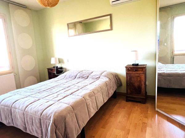 BSK IMMOBILIER, Isabelle GIROUD, vous propose sur la commune de POMMIERS à quelques minutes d'ANSE, cette agréable maison de 92 m²,  idéale pour une petite famille, située dans le centre du village,. Elle est accolée par le garage sur un seul côté.

Elle est composée au rez de chaussée d'une pièce de vie en L, avec sa cuisine ouverte, donnant sur le garage carrelé et sa buanderie, un wc avec son lave main, donnant sur l'entrée avec un grand placard mural.

A l'étage : 3 chambres de beau volume entre 11,43 et 12,75m2, une salle de bain avec baignoire et double vasque, ainsi qu'un wc séparé.

Pour le chauffage et la climatisation vous avez le choix :
- chauffage au sol avec chaudière au gaz,
- pompe à chaleur avec 2 blocs de climatisation réversible qui sont très récents, soit un par étage (chaud pour l'hiver ou froid pour l'été) , très économique, avec télécommande programmable .
- poele à granulés programmable, vous assurant des soirées agréables au coin du feu.

. Vous pouvez faire le tour de la maison par un côté ce qui est quand même pratique.

SES POINTS FORTS :
- 3 types de chauffages possible, qui vous assurent des grosses économies d'énergie,
- très beau et agréable jardin paysagé avec une grande terrasse en L qui se prolonge sur le salon de jardin,
- pièce de vie en L avec cuisine ouverte,
- 3 chambres de belles tailles,
- un garage de presque 18m2 + sa buanderie,
- 2 places de parking en plus
- DPE (diagnostic de performance énergétique) en C, ce qui est un très bon classement,
- petite cabane de jardin en bois pour le rangement,
- un village très agréable avec des promenades et des vues dégagées sur les vignes et le lac d'Anse...
- école maternelle et primaire à 150 et 200m, ainsi que les commerces,
- Bus TCL à 300m,
- l'autoroute se trouve à 6 minutes en passant par Limas, ainsi que la nationale est toute proche pour vos déplacements,
- elle fait partie d'un ancien lotissement : pas de charge, les parties communes sont devenues communales, gérées et entretenues par la mairie.
Ces points forts ne manques pas !!

Cette maison très chaleureuse, allie confort et vie agréable, elle vous permettra de profiter des beaux jours en toute tranquillité, en famille ou entre amis.

Ne tardez plus à venir la découvrir !
Pour plus d’informations et visite,  n'hésitez pas à me contacter au o6x79x59x49x39