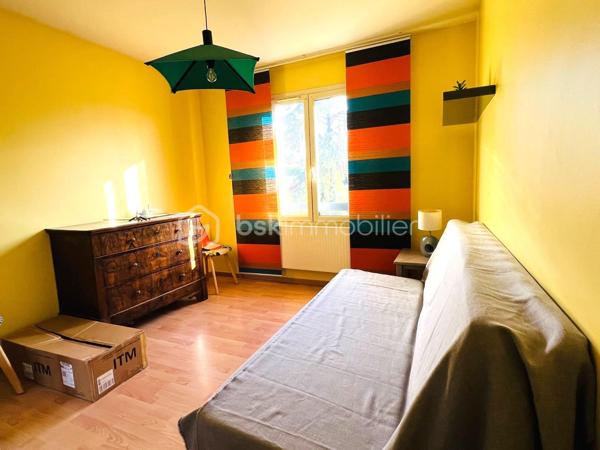 BSK IMMOBILIER, Isabelle GIROUD, vous propose sur la commune de POMMIERS à quelques minutes d'ANSE, cette agréable maison de 92 m²,  idéale pour une petite famille, située dans le centre du village,. Elle est accolée par le garage sur un seul côté.

Elle est composée au rez de chaussée d'une pièce de vie en L, avec sa cuisine ouverte, donnant sur le garage carrelé et sa buanderie, un wc avec son lave main, donnant sur l'entrée avec un grand placard mural.

A l'étage : 3 chambres de beau volume entre 11,43 et 12,75m2, une salle de bain avec baignoire et double vasque, ainsi qu'un wc séparé.

Pour le chauffage et la climatisation vous avez le choix :
- chauffage au sol avec chaudière au gaz,
- pompe à chaleur avec 2 blocs de climatisation réversible qui sont très récents, soit un par étage (chaud pour l'hiver ou froid pour l'été) , très économique, avec télécommande programmable .
- poele à granulés programmable, vous assurant des soirées agréables au coin du feu.

. Vous pouvez faire le tour de la maison par un côté ce qui est quand même pratique.

SES POINTS FORTS :
- 3 types de chauffages possible, qui vous assurent des grosses économies d'énergie,
- très beau et agréable jardin paysagé avec une grande terrasse en L qui se prolonge sur le salon de jardin,
- pièce de vie en L avec cuisine ouverte,
- 3 chambres de belles tailles,
- un garage de presque 18m2 + sa buanderie,
- 2 places de parking en plus
- DPE (diagnostic de performance énergétique) en C, ce qui est un très bon classement,
- petite cabane de jardin en bois pour le rangement,
- un village très agréable avec des promenades et des vues dégagées sur les vignes et le lac d'Anse...
- école maternelle et primaire à 150 et 200m, ainsi que les commerces,
- Bus TCL à 300m,
- l'autoroute se trouve à 6 minutes en passant par Limas, ainsi que la nationale est toute proche pour vos déplacements,
- elle fait partie d'un ancien lotissement : pas de charge, les parties communes sont devenues communales, gérées et entretenues par la mairie.
Ces points forts ne manques pas !!

Cette maison très chaleureuse, allie confort et vie agréable, elle vous permettra de profiter des beaux jours en toute tranquillité, en famille ou entre amis.

Ne tardez plus à venir la découvrir !
Pour plus d’informations et visite,  n'hésitez pas à me contacter au o6x79x59x49x39