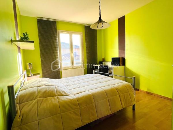 BSK IMMOBILIER, Isabelle GIROUD, vous propose sur la commune de POMMIERS à quelques minutes d'ANSE, cette agréable maison de 92 m²,  idéale pour une petite famille, située dans le centre du village,. Elle est accolée par le garage sur un seul côté.

Elle est composée au rez de chaussée d'une pièce de vie en L, avec sa cuisine ouverte, donnant sur le garage carrelé et sa buanderie, un wc avec son lave main, donnant sur l'entrée avec un grand placard mural.

A l'étage : 3 chambres de beau volume entre 11,43 et 12,75m2, une salle de bain avec baignoire et double vasque, ainsi qu'un wc séparé.

Pour le chauffage et la climatisation vous avez le choix :
- chauffage au sol avec chaudière au gaz,
- pompe à chaleur avec 2 blocs de climatisation réversible qui sont très récents, soit un par étage (chaud pour l'hiver ou froid pour l'été) , très économique, avec télécommande programmable .
- poele à granulés programmable, vous assurant des soirées agréables au coin du feu.

. Vous pouvez faire le tour de la maison par un côté ce qui est quand même pratique.

SES POINTS FORTS :
- 3 types de chauffages possible, qui vous assurent des grosses économies d'énergie,
- très beau et agréable jardin paysagé avec une grande terrasse en L qui se prolonge sur le salon de jardin,
- pièce de vie en L avec cuisine ouverte,
- 3 chambres de belles tailles,
- un garage de presque 18m2 + sa buanderie,
- 2 places de parking en plus
- DPE (diagnostic de performance énergétique) en C, ce qui est un très bon classement,
- petite cabane de jardin en bois pour le rangement,
- un village très agréable avec des promenades et des vues dégagées sur les vignes et le lac d'Anse...
- école maternelle et primaire à 150 et 200m, ainsi que les commerces,
- Bus TCL à 300m,
- l'autoroute se trouve à 6 minutes en passant par Limas, ainsi que la nationale est toute proche pour vos déplacements,
- elle fait partie d'un ancien lotissement : pas de charge, les parties communes sont devenues communales, gérées et entretenues par la mairie.
Ces points forts ne manques pas !!

Cette maison très chaleureuse, allie confort et vie agréable, elle vous permettra de profiter des beaux jours en toute tranquillité, en famille ou entre amis.

Ne tardez plus à venir la découvrir !
Pour plus d’informations et visite,  n'hésitez pas à me contacter au o6x79x59x49x39