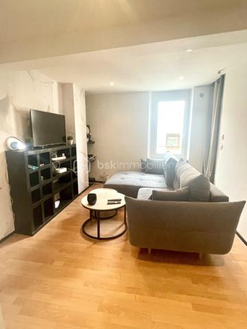 Dans le magnifique village de ESTAGEL, secteur atypique et réputé, maison de village d'angle de 80m². Vendue avec un locataire sérieux en place, idéal pour un investissement sécurisé et immédiat. 

Elle se compose pour le rez-de-chaussée, d'une agréable pièce de vie avec cellier, 1 buanderie, 1 salle d'eau et un toilette indépendant.  Au premier étage, vous decouvrirez une suite parentale ainsi q'un salon. Le dernier niveau offre une grande chambre de 16m² avec mezzanine, 1 seconde chambre et un toilette. 
Prestations appréciées : climatisation reversible, menuiserie PVC double vitrage, aucun travaux à prévoir.

Un bien rentable, entretenu et proposé à un prix particulièrement attractif.
A SAISIR RAPIDEMENT !