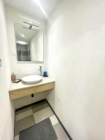 Dans le magnifique village de ESTAGEL, secteur atypique et réputé, maison de village d'angle de 80m². Vendue avec un locataire sérieux en place, idéal pour un investissement sécurisé et immédiat. 

Elle se compose pour le rez-de-chaussée, d'une agréable pièce de vie avec cellier, 1 buanderie, 1 salle d'eau et un toilette indépendant.  Au premier étage, vous decouvrirez une suite parentale ainsi q'un salon. Le dernier niveau offre une grande chambre de 16m² avec mezzanine, 1 seconde chambre et un toilette. 
Prestations appréciées : climatisation reversible, menuiserie PVC double vitrage, aucun travaux à prévoir.

Un bien rentable, entretenu et proposé à un prix particulièrement attractif.
A SAISIR RAPIDEMENT !