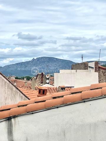 Dans le magnifique village de ESTAGEL, secteur atypique et réputé, maison de village d'angle de 80m². Vendue avec un locataire sérieux en place, idéal pour un investissement sécurisé et immédiat. 

Elle se compose pour le rez-de-chaussée, d'une agréable pièce de vie avec cellier, 1 buanderie, 1 salle d'eau et un toilette indépendant.  Au premier étage, vous decouvrirez une suite parentale ainsi q'un salon. Le dernier niveau offre une grande chambre de 16m² avec mezzanine, 1 seconde chambre et un toilette. 
Prestations appréciées : climatisation reversible, menuiserie PVC double vitrage, aucun travaux à prévoir.

Un bien rentable, entretenu et proposé à un prix particulièrement attractif.
A SAISIR RAPIDEMENT !