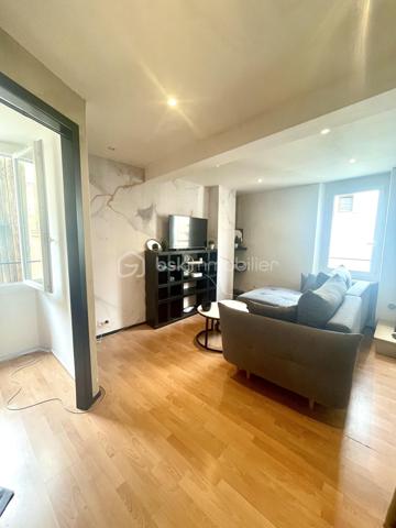 Dans le magnifique village de ESTAGEL, secteur atypique et réputé, maison de village d'angle de 80m². Vendue avec un locataire sérieux en place, idéal pour un investissement sécurisé et immédiat. 

Elle se compose pour le rez-de-chaussée, d'une agréable pièce de vie avec cellier, 1 buanderie, 1 salle d'eau et un toilette indépendant.  Au premier étage, vous decouvrirez une suite parentale ainsi q'un salon. Le dernier niveau offre une grande chambre de 16m² avec mezzanine, 1 seconde chambre et un toilette. 
Prestations appréciées : climatisation reversible, menuiserie PVC double vitrage, aucun travaux à prévoir.

Un bien rentable, entretenu et proposé à un prix particulièrement attractif.
A SAISIR RAPIDEMENT !