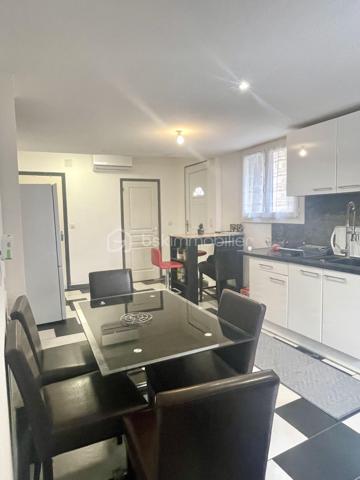 Dans le magnifique village de ESTAGEL, secteur atypique et réputé, maison de village d'angle de 80m². Vendue avec un locataire sérieux en place, idéal pour un investissement sécurisé et immédiat. 

Elle se compose pour le rez-de-chaussée, d'une agréable pièce de vie avec cellier, 1 buanderie, 1 salle d'eau et un toilette indépendant.  Au premier étage, vous decouvrirez une suite parentale ainsi q'un salon. Le dernier niveau offre une grande chambre de 16m² avec mezzanine, 1 seconde chambre et un toilette. 
Prestations appréciées : climatisation reversible, menuiserie PVC double vitrage, aucun travaux à prévoir.

Un bien rentable, entretenu et proposé à un prix particulièrement attractif.
A SAISIR RAPIDEMENT !