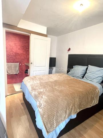 Dans le magnifique village de ESTAGEL, secteur atypique et réputé, maison de village d'angle de 80m². Vendue avec un locataire sérieux en place, idéal pour un investissement sécurisé et immédiat. 

Elle se compose pour le rez-de-chaussée, d'une agréable pièce de vie avec cellier, 1 buanderie, 1 salle d'eau et un toilette indépendant.  Au premier étage, vous decouvrirez une suite parentale ainsi q'un salon. Le dernier niveau offre une grande chambre de 16m² avec mezzanine, 1 seconde chambre et un toilette. 
Prestations appréciées : climatisation reversible, menuiserie PVC double vitrage, aucun travaux à prévoir.

Un bien rentable, entretenu et proposé à un prix particulièrement attractif.
A SAISIR RAPIDEMENT !