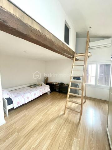 Dans le magnifique village de ESTAGEL, secteur atypique et réputé, maison de village d'angle de 80m². Vendue avec un locataire sérieux en place, idéal pour un investissement sécurisé et immédiat. 

Elle se compose pour le rez-de-chaussée, d'une agréable pièce de vie avec cellier, 1 buanderie, 1 salle d'eau et un toilette indépendant.  Au premier étage, vous decouvrirez une suite parentale ainsi q'un salon. Le dernier niveau offre une grande chambre de 16m² avec mezzanine, 1 seconde chambre et un toilette. 
Prestations appréciées : climatisation reversible, menuiserie PVC double vitrage, aucun travaux à prévoir.

Un bien rentable, entretenu et proposé à un prix particulièrement attractif.
A SAISIR RAPIDEMENT !