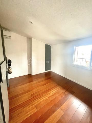 Dans le magnifique village de ESTAGEL, secteur atypique et réputé, maison de village d'angle de 80m². Vendue avec un locataire sérieux en place, idéal pour un investissement sécurisé et immédiat. 

Elle se compose pour le rez-de-chaussée, d'une agréable pièce de vie avec cellier, 1 buanderie, 1 salle d'eau et un toilette indépendant.  Au premier étage, vous decouvrirez une suite parentale ainsi q'un salon. Le dernier niveau offre une grande chambre de 16m² avec mezzanine, 1 seconde chambre et un toilette. 
Prestations appréciées : climatisation reversible, menuiserie PVC double vitrage, aucun travaux à prévoir.

Un bien rentable, entretenu et proposé à un prix particulièrement attractif.
A SAISIR RAPIDEMENT !