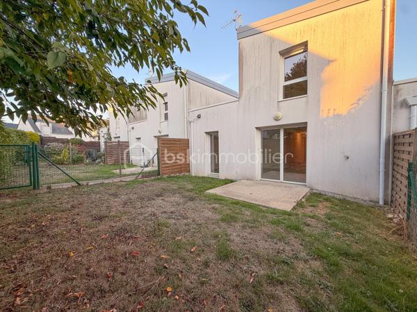 Située à Pluneret, cette agréable maison construite en 2011 offre environ 70 m² habitables et bénéficie d’un environnement agréable, idéal pour une première acquisition ou un investissement.

Au rez-de-chaussée, vous découvrirez une belle pièce de vie lumineuse avec cuisine aménagée et équipée, ainsi qu’un WC.

À l’étage, un palier dessert deux chambres et une salle de bains avec WC.

La maison dispose également d’un garage attenant, pratique pour le stationnement et le rangement.

Les + :

Maison récente de 2011
Environ 70 m² habitables
2 chambres
Jardin privatif
Garage attenant

Aucun gros travaux à prévoir : vous posez vos valises !

Une maison fonctionnelle et facile à vivre, à découvrir sans tarder !