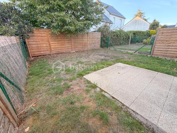 Située à Pluneret, cette agréable maison construite en 2011 offre environ 70 m² habitables et bénéficie d’un environnement agréable, idéal pour une première acquisition ou un investissement.

Au rez-de-chaussée, vous découvrirez une belle pièce de vie lumineuse avec cuisine aménagée et équipée, ainsi qu’un WC.

À l’étage, un palier dessert deux chambres et une salle de bains avec WC.

La maison dispose également d’un garage attenant, pratique pour le stationnement et le rangement.

Les + :

Maison récente de 2011
Environ 70 m² habitables
2 chambres
Jardin privatif
Garage attenant

Aucun gros travaux à prévoir : vous posez vos valises !

Une maison fonctionnelle et facile à vivre, à découvrir sans tarder !