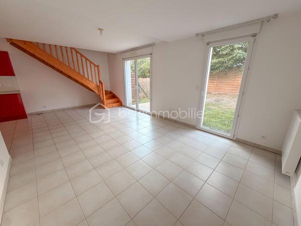 Située à Pluneret, cette agréable maison construite en 2011 offre environ 70 m² habitables et bénéficie d’un environnement agréable, idéal pour une première acquisition ou un investissement.

Au rez-de-chaussée, vous découvrirez une belle pièce de vie lumineuse avec cuisine aménagée et équipée, ainsi qu’un WC.

À l’étage, un palier dessert deux chambres et une salle de bains avec WC.

La maison dispose également d’un garage attenant, pratique pour le stationnement et le rangement.

Les + :

Maison récente de 2011
Environ 70 m² habitables
2 chambres
Jardin privatif
Garage attenant

Aucun gros travaux à prévoir : vous posez vos valises !

Une maison fonctionnelle et facile à vivre, à découvrir sans tarder !