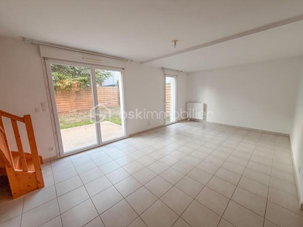 Située à Pluneret, cette agréable maison construite en 2011 offre environ 70 m² habitables et bénéficie d’un environnement agréable, idéal pour une première acquisition ou un investissement.

Au rez-de-chaussée, vous découvrirez une belle pièce de vie lumineuse avec cuisine aménagée et équipée, ainsi qu’un WC.

À l’étage, un palier dessert deux chambres et une salle de bains avec WC.

La maison dispose également d’un garage attenant, pratique pour le stationnement et le rangement.

Les + :

Maison récente de 2011
Environ 70 m² habitables
2 chambres
Jardin privatif
Garage attenant

Aucun gros travaux à prévoir : vous posez vos valises !

Une maison fonctionnelle et facile à vivre, à découvrir sans tarder !
