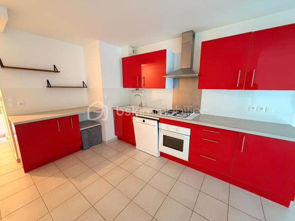 Située à Pluneret, cette agréable maison construite en 2011 offre environ 70 m² habitables et bénéficie d’un environnement agréable, idéal pour une première acquisition ou un investissement.

Au rez-de-chaussée, vous découvrirez une belle pièce de vie lumineuse avec cuisine aménagée et équipée, ainsi qu’un WC.

À l’étage, un palier dessert deux chambres et une salle de bains avec WC.

La maison dispose également d’un garage attenant, pratique pour le stationnement et le rangement.

Les + :

Maison récente de 2011
Environ 70 m² habitables
2 chambres
Jardin privatif
Garage attenant

Aucun gros travaux à prévoir : vous posez vos valises !

Une maison fonctionnelle et facile à vivre, à découvrir sans tarder !