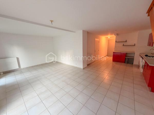 Située à Pluneret, cette agréable maison construite en 2011 offre environ 70 m² habitables et bénéficie d’un environnement agréable, idéal pour une première acquisition ou un investissement.

Au rez-de-chaussée, vous découvrirez une belle pièce de vie lumineuse avec cuisine aménagée et équipée, ainsi qu’un WC.

À l’étage, un palier dessert deux chambres et une salle de bains avec WC.

La maison dispose également d’un garage attenant, pratique pour le stationnement et le rangement.

Les + :

Maison récente de 2011
Environ 70 m² habitables
2 chambres
Jardin privatif
Garage attenant

Aucun gros travaux à prévoir : vous posez vos valises !

Une maison fonctionnelle et facile à vivre, à découvrir sans tarder !