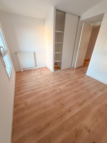 Située à Pluneret, cette agréable maison construite en 2011 offre environ 70 m² habitables et bénéficie d’un environnement agréable, idéal pour une première acquisition ou un investissement.

Au rez-de-chaussée, vous découvrirez une belle pièce de vie lumineuse avec cuisine aménagée et équipée, ainsi qu’un WC.

À l’étage, un palier dessert deux chambres et une salle de bains avec WC.

La maison dispose également d’un garage attenant, pratique pour le stationnement et le rangement.

Les + :

Maison récente de 2011
Environ 70 m² habitables
2 chambres
Jardin privatif
Garage attenant

Aucun gros travaux à prévoir : vous posez vos valises !

Une maison fonctionnelle et facile à vivre, à découvrir sans tarder !