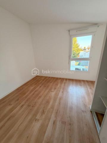 Située à Pluneret, cette agréable maison construite en 2011 offre environ 70 m² habitables et bénéficie d’un environnement agréable, idéal pour une première acquisition ou un investissement.

Au rez-de-chaussée, vous découvrirez une belle pièce de vie lumineuse avec cuisine aménagée et équipée, ainsi qu’un WC.

À l’étage, un palier dessert deux chambres et une salle de bains avec WC.

La maison dispose également d’un garage attenant, pratique pour le stationnement et le rangement.

Les + :

Maison récente de 2011
Environ 70 m² habitables
2 chambres
Jardin privatif
Garage attenant

Aucun gros travaux à prévoir : vous posez vos valises !

Une maison fonctionnelle et facile à vivre, à découvrir sans tarder !