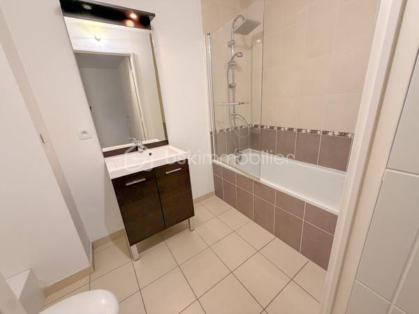 Située à Pluneret, cette agréable maison construite en 2011 offre environ 70 m² habitables et bénéficie d’un environnement agréable, idéal pour une première acquisition ou un investissement.

Au rez-de-chaussée, vous découvrirez une belle pièce de vie lumineuse avec cuisine aménagée et équipée, ainsi qu’un WC.

À l’étage, un palier dessert deux chambres et une salle de bains avec WC.

La maison dispose également d’un garage attenant, pratique pour le stationnement et le rangement.

Les + :

Maison récente de 2011
Environ 70 m² habitables
2 chambres
Jardin privatif
Garage attenant

Aucun gros travaux à prévoir : vous posez vos valises !

Une maison fonctionnelle et facile à vivre, à découvrir sans tarder !