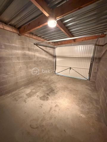 Située à Pluneret, cette agréable maison construite en 2011 offre environ 70 m² habitables et bénéficie d’un environnement agréable, idéal pour une première acquisition ou un investissement.

Au rez-de-chaussée, vous découvrirez une belle pièce de vie lumineuse avec cuisine aménagée et équipée, ainsi qu’un WC.

À l’étage, un palier dessert deux chambres et une salle de bains avec WC.

La maison dispose également d’un garage attenant, pratique pour le stationnement et le rangement.

Les + :

Maison récente de 2011
Environ 70 m² habitables
2 chambres
Jardin privatif
Garage attenant

Aucun gros travaux à prévoir : vous posez vos valises !

Une maison fonctionnelle et facile à vivre, à découvrir sans tarder !