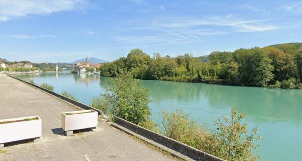 Appartement T3 à vendre à SEYSSEL (01) avec terrasse et proche du Rhône. En train à 1 heure de Lyon et 45 mn de Genève.
