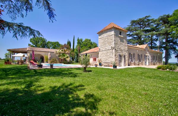 Demeure de prestige de 444 m2 avec 3 Gîtes indépendants, salle de jeux commune, piscine, double garage, vue 360°, climatisation.