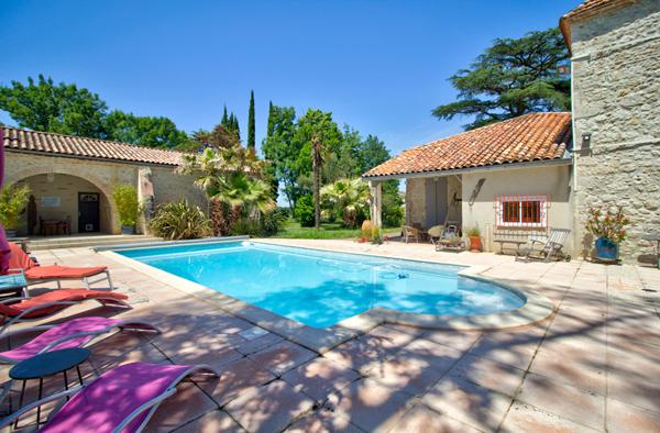 Demeure de prestige de 444 m2 avec 3 Gîtes indépendants, salle de jeux commune, piscine, double garage, vue 360°, climatisation.