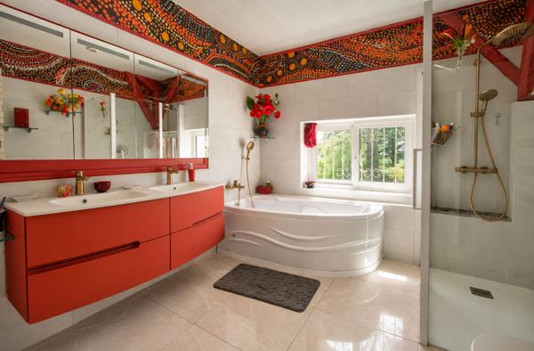 Demeure de prestige de 444 m2 avec 3 Gîtes indépendants, salle de jeux commune, piscine, double garage, vue 360°, climatisation.