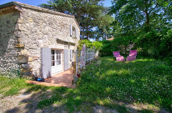 Demeure de prestige de 444 m2 avec 3 Gîtes indépendants, salle de jeux commune, piscine, double garage, vue 360°, climatisation.