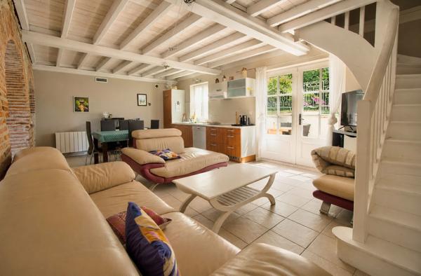 Demeure de prestige de 444 m2 avec 3 Gîtes indépendants, salle de jeux commune, piscine, double garage, vue 360°, climatisation.