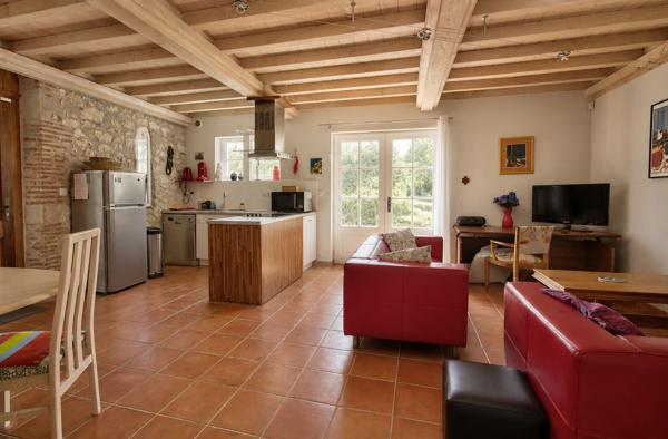 Demeure de prestige de 444 m2 avec 3 Gîtes indépendants, salle de jeux commune, piscine, double garage, vue 360°, climatisation.