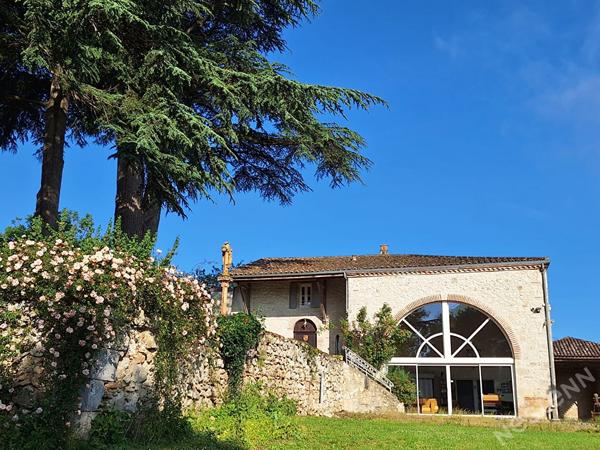 Demeure de prestige de 444 m2 avec 3 Gîtes indépendants, salle de jeux commune, piscine, double garage, vue 360°, climatisation.