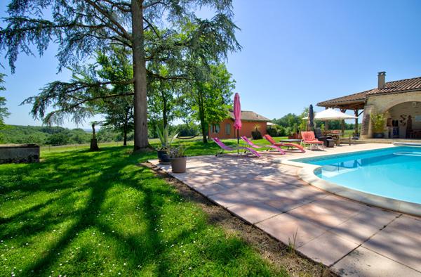 Demeure de prestige de 444 m2 avec 3 Gîtes indépendants, salle de jeux commune, piscine, double garage, vue 360°, climatisation.