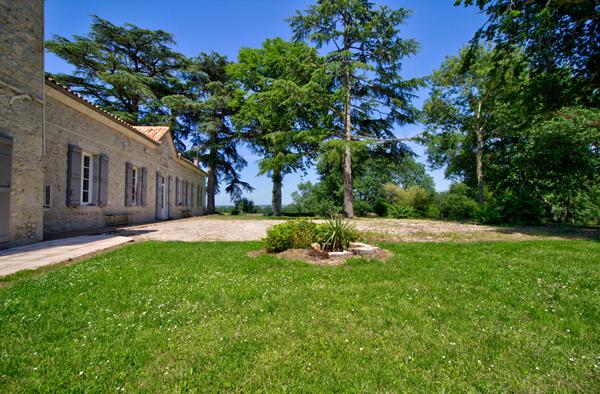 Demeure de prestige de 444 m2 avec 3 Gîtes indépendants, salle de jeux commune, piscine, double garage, vue 360°, climatisation.