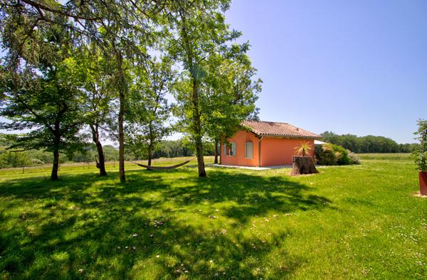 Demeure de prestige de 444 m2 avec 3 Gîtes indépendants, salle de jeux commune, piscine, double garage, vue 360°, climatisation.