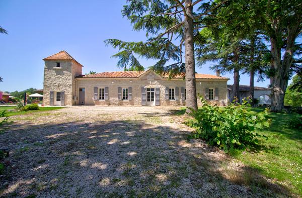 Demeure de prestige de 444 m2 avec 3 Gîtes indépendants, salle de jeux commune, piscine, double garage, vue 360°, climatisation.