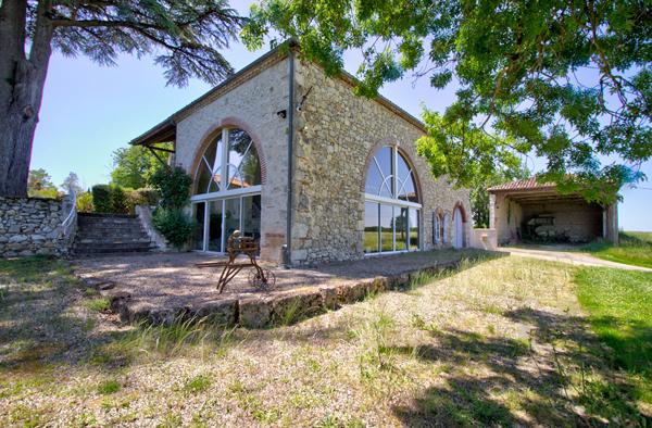 Demeure de prestige de 444 m2 avec 3 Gîtes indépendants, salle de jeux commune, piscine, double garage, vue 360°, climatisation.