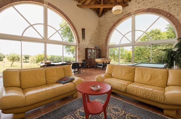 Demeure de prestige de 444 m2 avec 3 Gîtes indépendants, salle de jeux commune, piscine, double garage, vue 360°, climatisation.