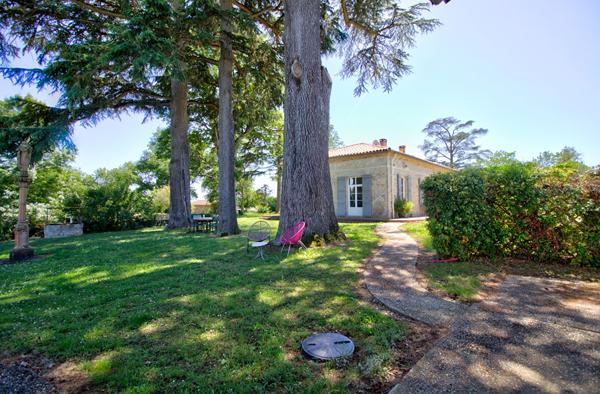 Demeure de prestige de 444 m2 avec 3 Gîtes indépendants, salle de jeux commune, piscine, double garage, vue 360°, climatisation.