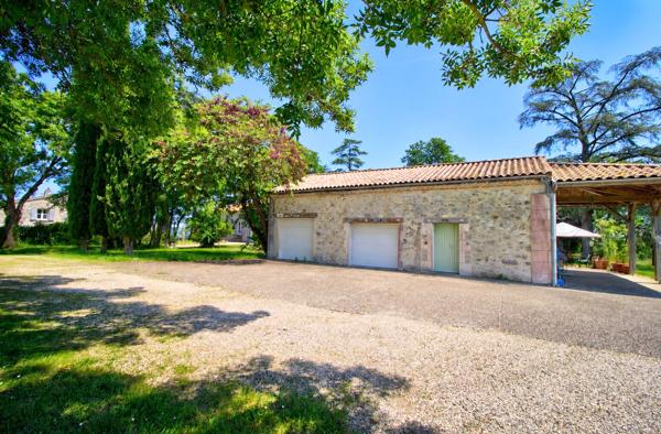 Demeure de prestige de 444 m2 avec 3 Gîtes indépendants, salle de jeux commune, piscine, double garage, vue 360°, climatisation.