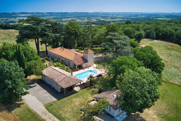 Demeure de prestige de 444 m2 avec 3 Gîtes indépendants, salle de jeux commune, piscine, double garage, vue 360°, climatisation.