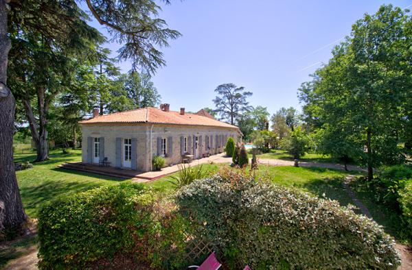Demeure de prestige de 444 m2 avec 3 Gîtes indépendants, salle de jeux commune, piscine, double garage, vue 360°, climatisation.