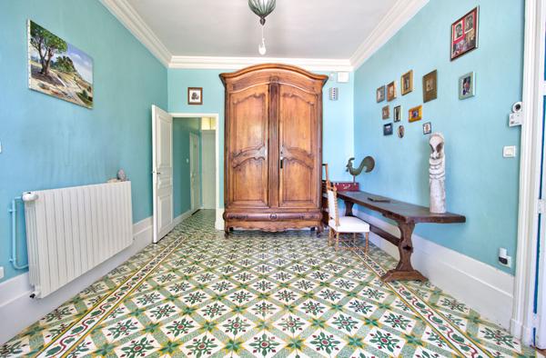 Demeure de prestige de 444 m2 avec 3 Gîtes indépendants, salle de jeux commune, piscine, double garage, vue 360°, climatisation.