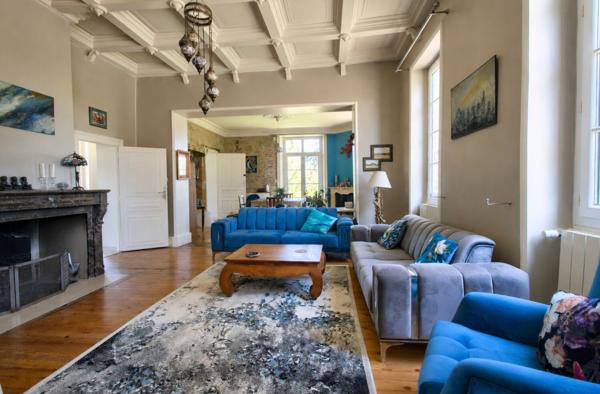 Demeure de prestige de 444 m2 avec 3 Gîtes indépendants, salle de jeux commune, piscine, double garage, vue 360°, climatisation.