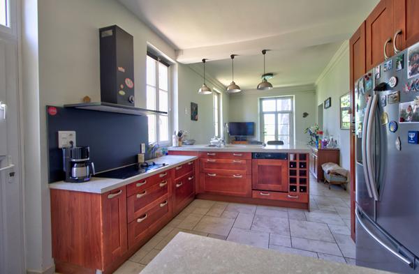 Demeure de prestige de 444 m2 avec 3 Gîtes indépendants, salle de jeux commune, piscine, double garage, vue 360°, climatisation.