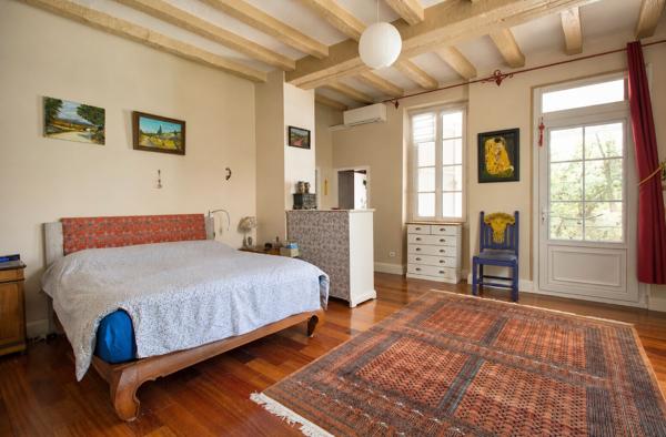 Demeure de prestige de 444 m2 avec 3 Gîtes indépendants, salle de jeux commune, piscine, double garage, vue 360°, climatisation.