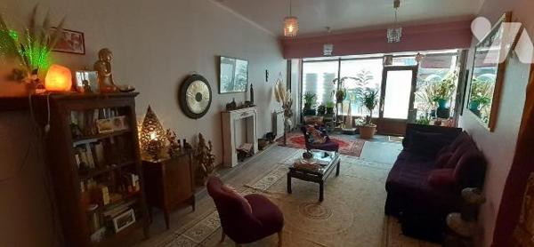 Maison située en centre de ville comprenant : 
Au rez-de-chaussée : une pièce de réception, un...