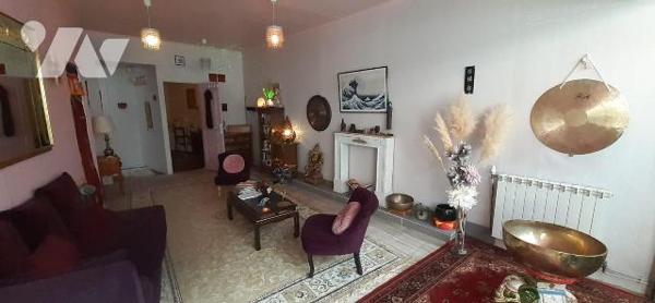 Maison située en centre de ville comprenant : 
Au rez-de-chaussée : une pièce de réception, un...