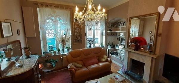 Maison située en centre de ville comprenant : 
Au rez-de-chaussée : une pièce de réception, un...