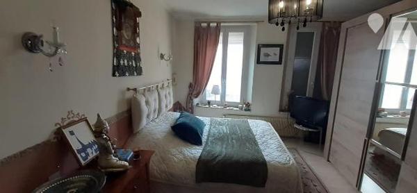 Maison située en centre de ville comprenant : 
Au rez-de-chaussée : une pièce de réception, un...