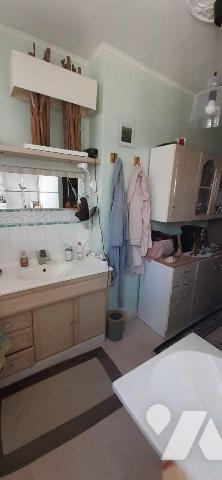 Maison située en centre de ville comprenant : 
Au rez-de-chaussée : une pièce de réception, un...